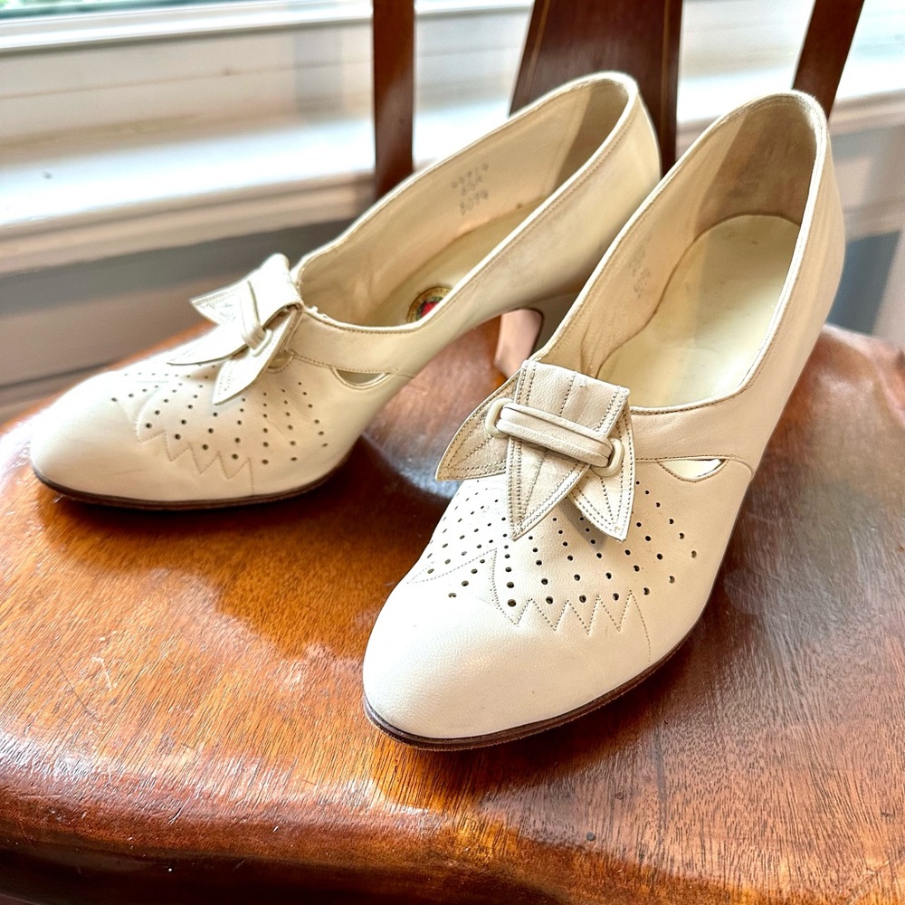 Vintage 1930’s Cream Brogue Pumps
